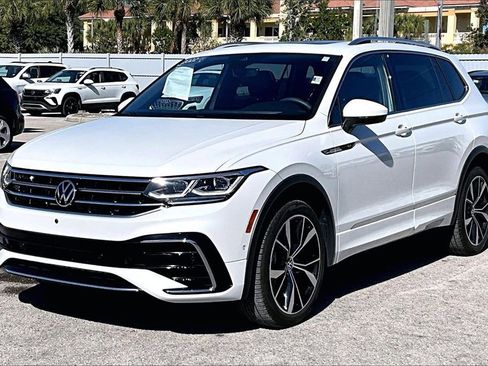 Certified 2022 Volkswagen Tiguan SEL R-Line image 9