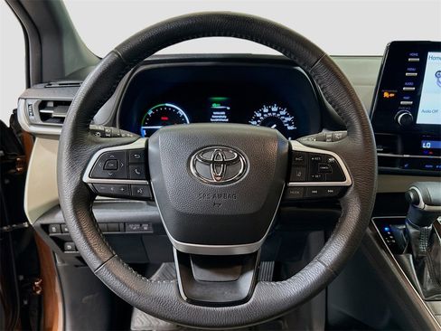 Used 2023 Toyota Sienna XLE image 9
