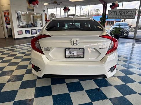Used 2018 Honda Civic Touring image 6