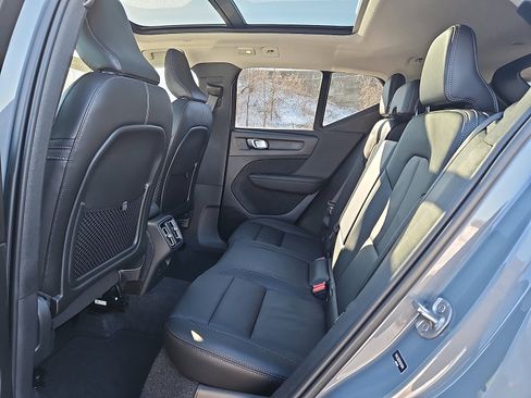 Used 2023 Volvo XC40 B5 Plus image 10