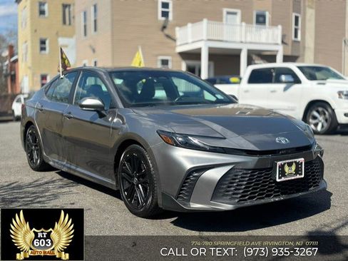Used 2025 Toyota Camry SE image 3