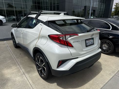 Used 2019 Toyota C-HR XLE FWD image 2