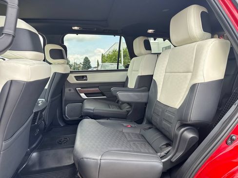 Used 2025 Toyota Sequoia Capstone AWD/4WD image 40