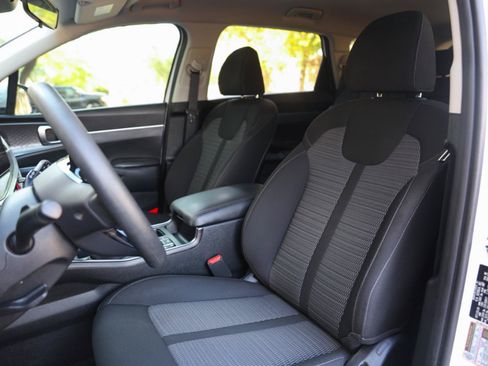 Used 2025 Kia Sorento LX FWD image 24