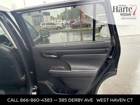 Used 2024 Toyota Highlander XLE AWD/4WD image 24