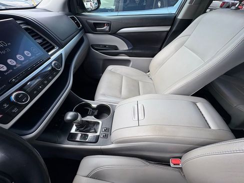Used 2019 Toyota Highlander XLE w/ Carpet Mat Package (TMS) AWD/4WD image 22