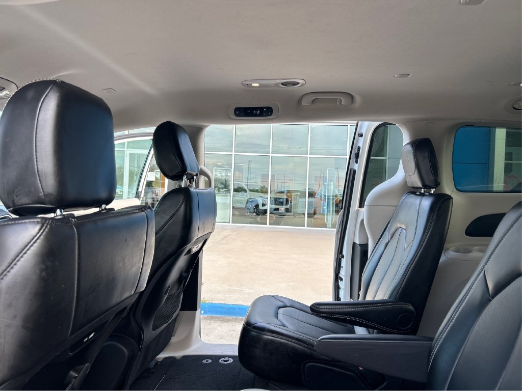 Used 2024 Chrysler Pacifica Touring-L FWD image 18
