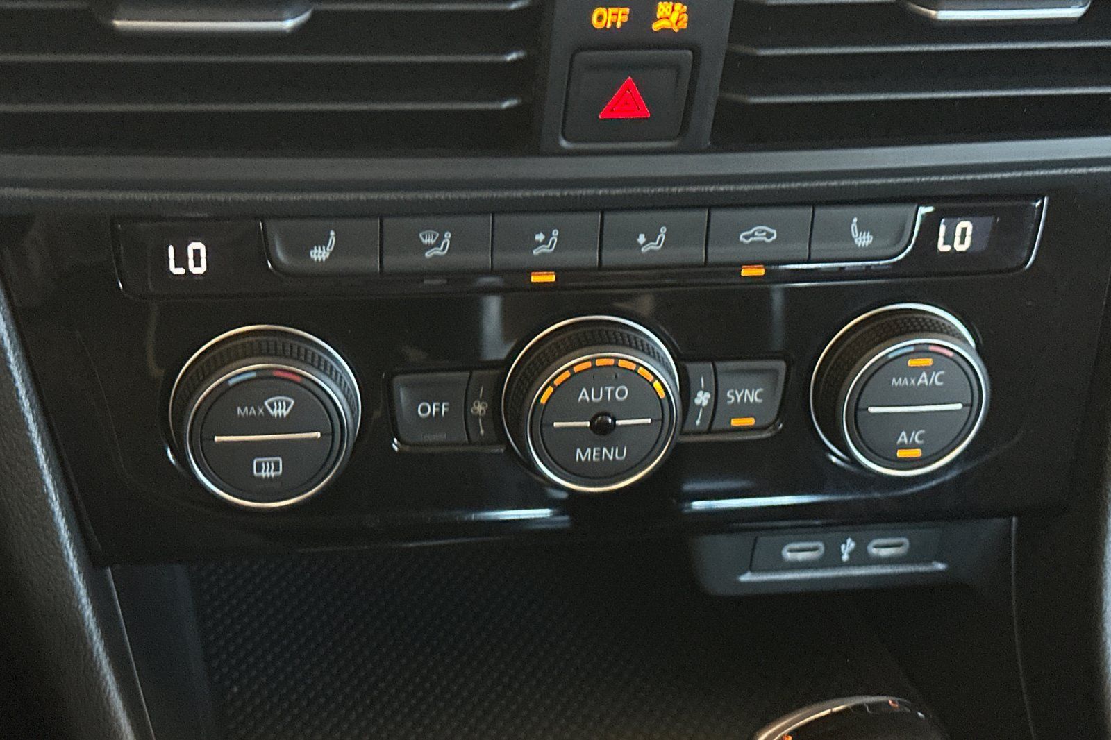 Used 2024 Volkswagen Jetta SE w/ Panoramic Sunroof Package FWD image 19