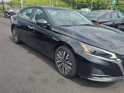 Used 2025 Nissan Altima 2.5 SV FWD image 2
