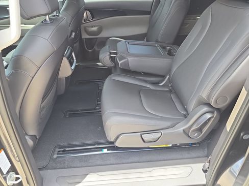 New 2027 Kia Carnival FWD image 16