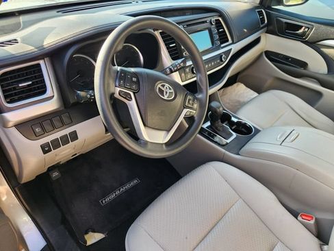 Used 2018 Toyota Highlander LE FWD image 8