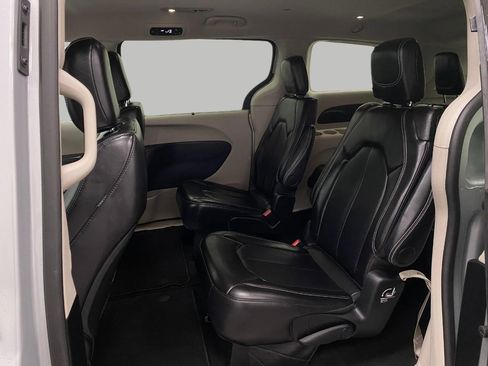 Used 2024 Chrysler Pacifica Touring-L image 25