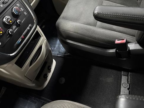 Used 2020 Dodge Grand Caravan SE w/ UConnect Hands-Free Group FWD image 24