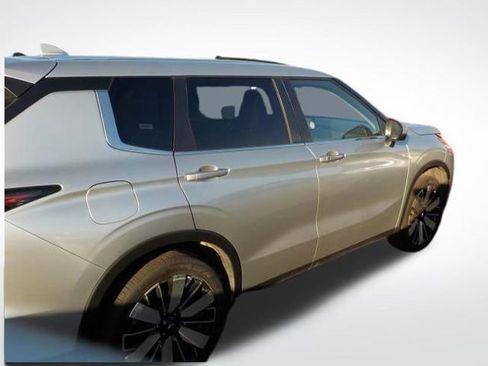 Used 2025 Mitsubishi Outlander SE FWD image 2