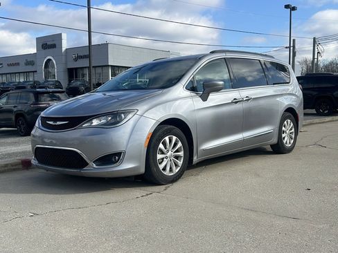 Used 2017 Chrysler Pacifica Touring-L image 2