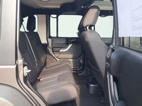 Used 2017 Jeep Wrangler Unlimited Rubicon w/ Connectivity Group AWD/4WD image 11