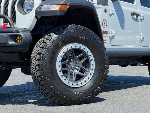 Used 2022 Jeep Wrangler Unlimited Rubicon w/ Cold Weather Group AWD/4WD image 2