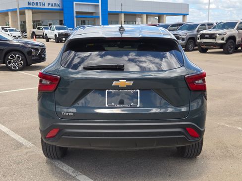 Used 2026 Chevrolet Trax LS FWD image 4