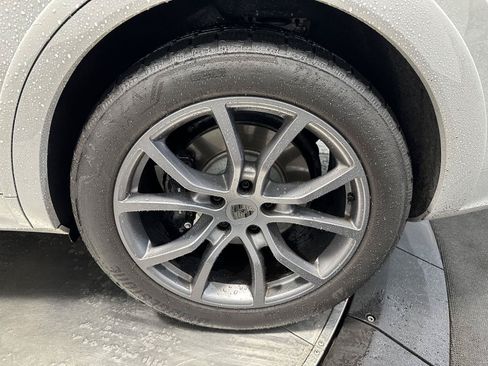 Certified 2025 Porsche Cayenne Turbo AWD/4WD image 13