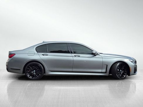Used 2022 BMW 740i w/ M Sport Package RWD image 3
