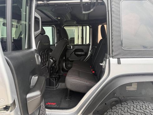 Used 2018 Jeep Wrangler Unlimited Rubicon w/ Dual Top Group AWD/4WD image 15