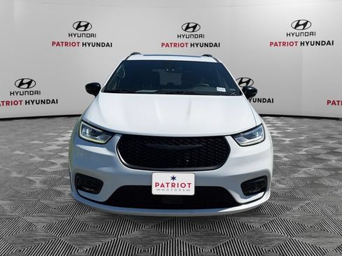 Used 2025 Chrysler Pacifica Limited FWD image 8