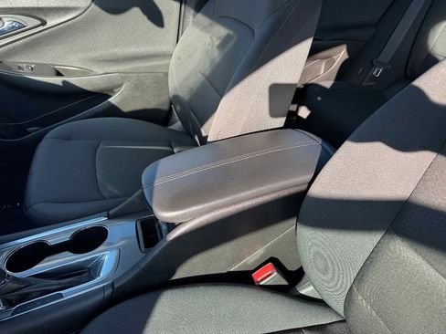 Used 2017 Chevrolet Malibu LT image 24