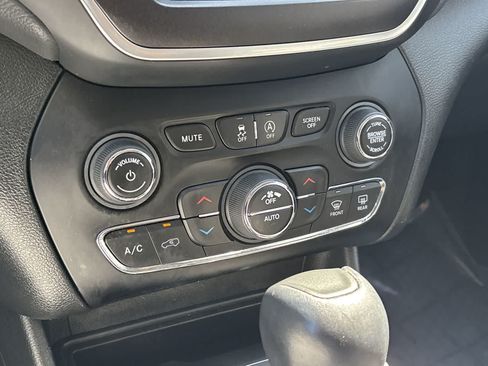 Used 2022 Jeep Cherokee Trailhawk AWD/4WD image 23