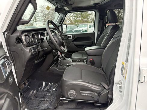 Used 2023 Jeep Gladiator Sport image 11