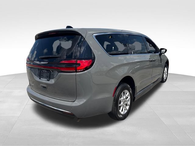 Used 2024 Chrysler Pacifica Touring FWD image 5