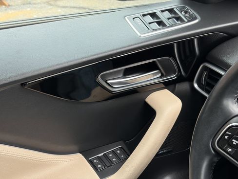 Used 2018 Jaguar F-PACE Premium AWD/4WD image 28