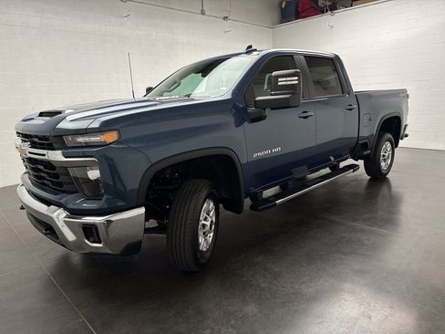 Used 2025 Chevrolet Silverado 2500 LT w/ Convenience Package AWD/4WD image 4