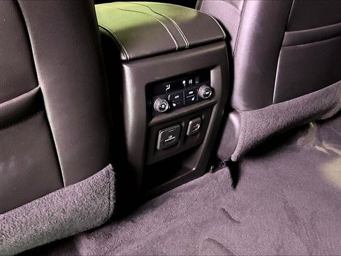 Used 2022 Chevrolet Traverse Premier AWD/4WD image 10