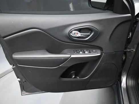 Used 2020 Jeep Cherokee Latitude Lux w/ Comfort/Convenience Group image 11