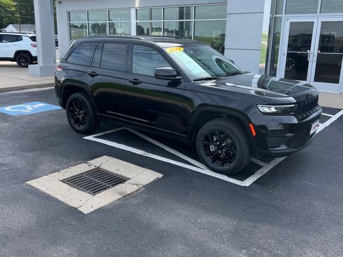 Used 2024 Jeep Grand Cherokee Altitude AWD/4WD image 7