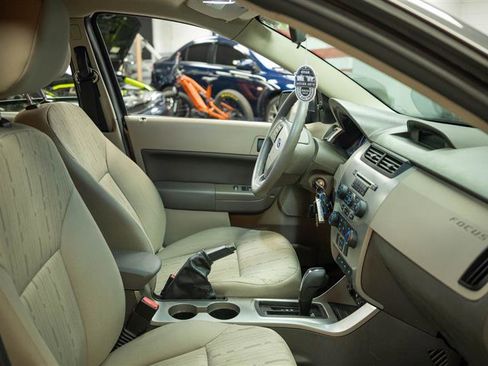 Used 2011 Ford Focus SE image 12