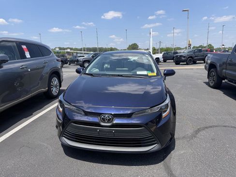 Used 2023 Toyota Corolla LE FWD image 2