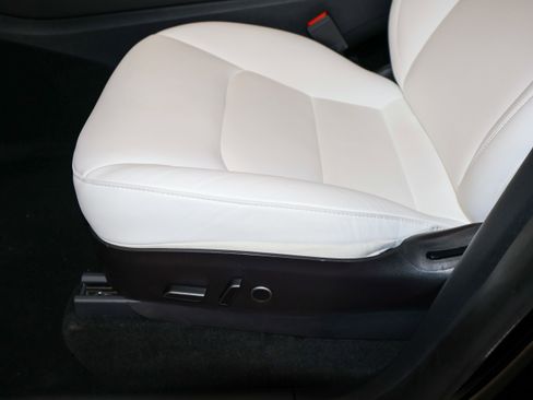 Used 2023 Tesla Model Y Performance image 18