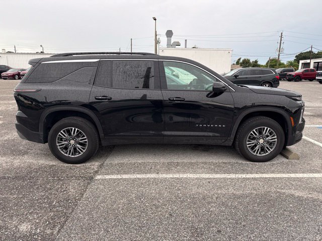 Used 2025 Chevrolet Traverse LT FWD image 2