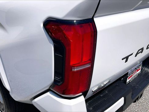 Used 2024 Toyota Tacoma SR5 AWD/4WD image 33