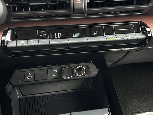 Used 2025 Toyota Prius SE image 18