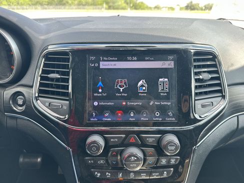 Used 2022 Jeep Grand Cherokee Limited w/ Tech Group AWD/4WD image 17
