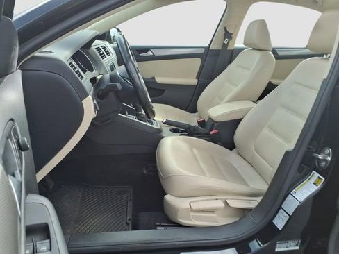 Used 2017 Volkswagen Jetta SE image 9