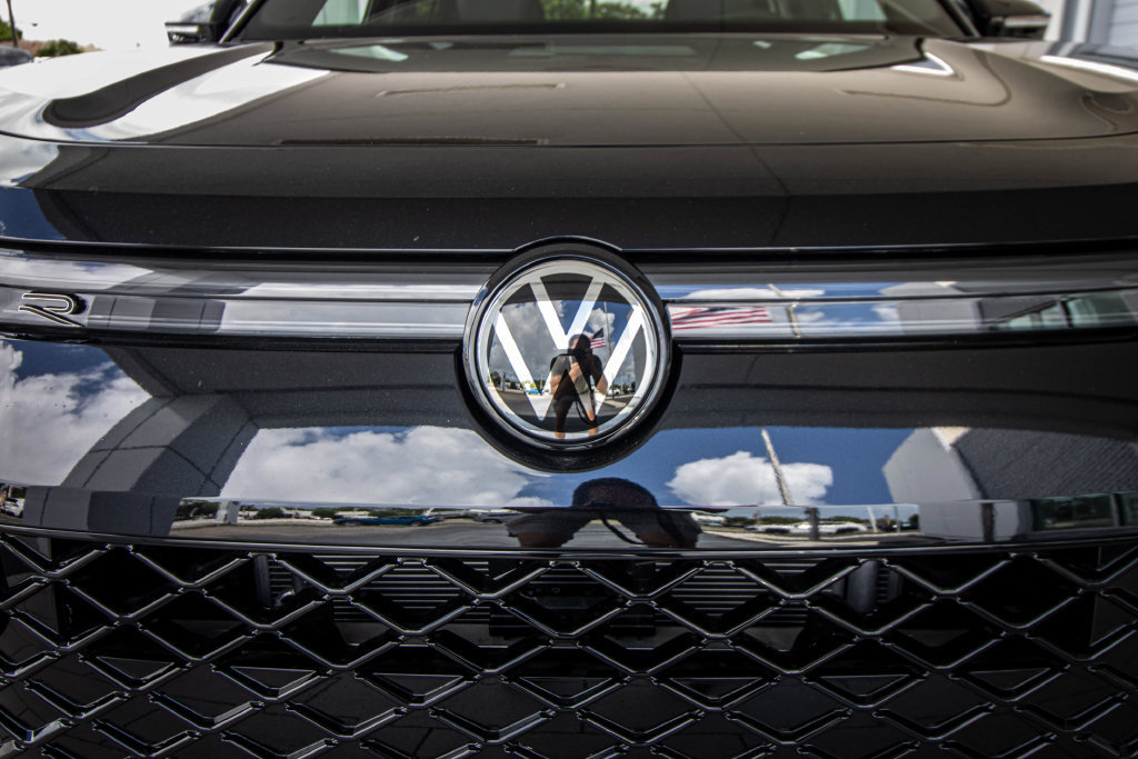 New 2026 Volkswagen Tiguan SE R-Line FWD image 8