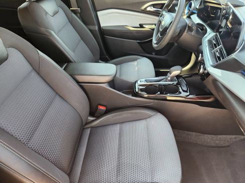 Used 2025 Chevrolet Trax LT FWD image 17