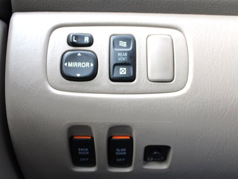 Used 2005 Toyota Sienna XLE image 33