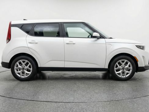 Used 2025 Kia Soul LX w/ LX Technology Package image 11