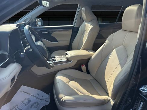 Used 2021 Toyota Highlander Limited image 2