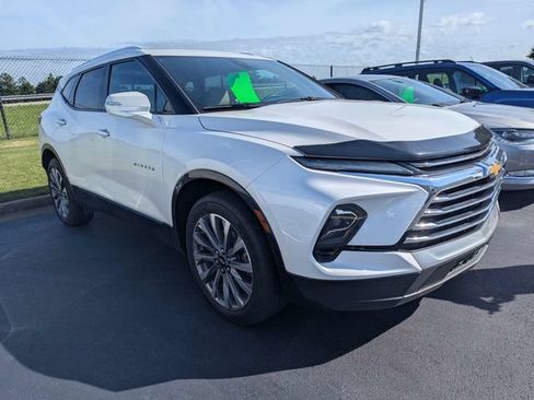 Used 2023 Chevrolet Blazer Premier FWD image 2