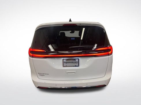 Used 2024 Chrysler Pacifica Touring-L FWD image 27